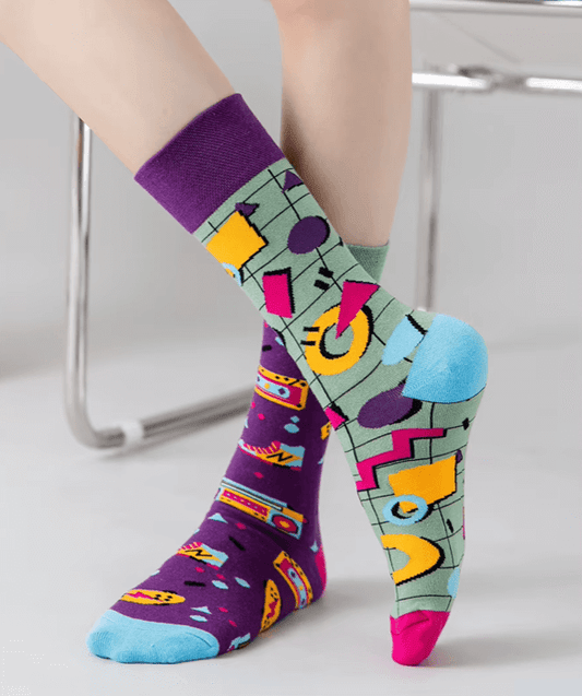 chaussettes fantaisie dépareillées rétro années 80 motifs géométriques et boombox colorées – style pop vintage Chollala